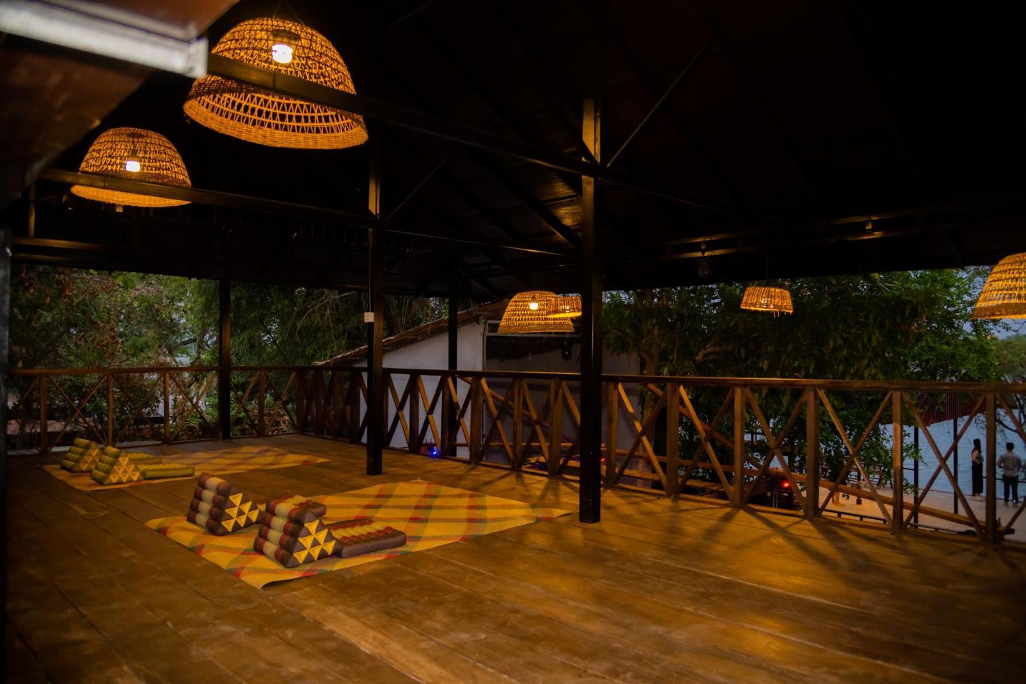 Banyan Tree Hostel Kampot Buitenkant foto